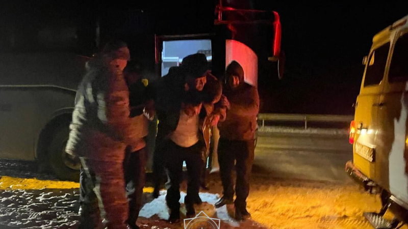 Пять автобусов с пассажирами эвакуировали на трассах Абайской области