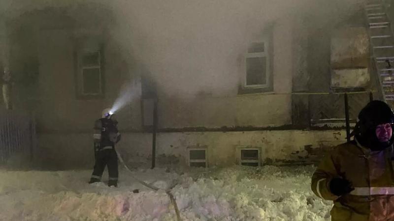 Трехлетнего ребенка и маму спасли при пожаре в Уральске